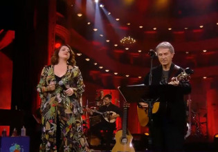 «Στα χρόνια της υπομονής» – Ο Γιώργος Νταλάρας και η Ασπασία Στρατηγού σε ένα κλασικό λαϊκό τραγούδι