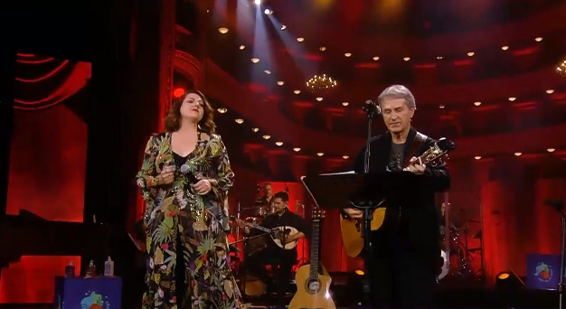 «Στα χρόνια της υπομονής» – Ο Γιώργος Νταλάρας και η Ασπασία Στρατηγού σε ένα κλασικό λαϊκό τραγούδι