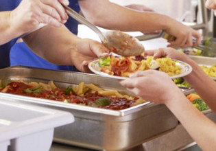 Σχολικά γεύματα – Υπερψηφίστηκε η τροπολογία της κυβέρνησης – Τι καταγγέλλει ο ΣΥΡΙΖΑ