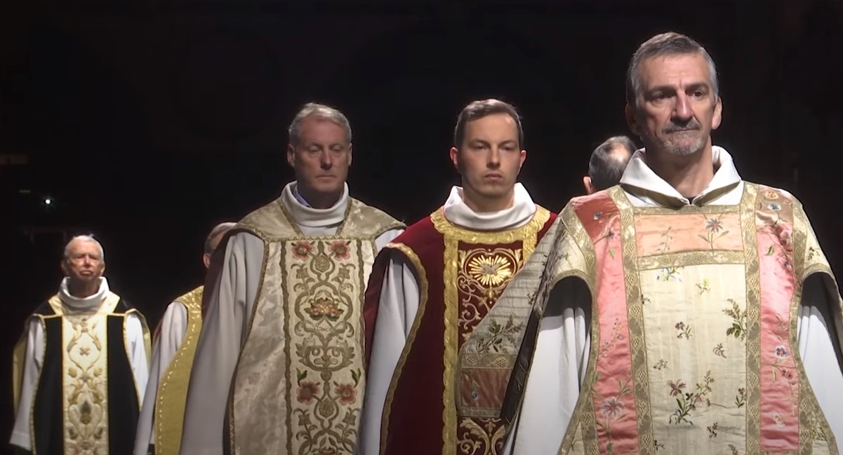 Βέλγιο - Πασαρέλα ιερέων με άμφια του παρελθόντος - Το πιο ακριβό κοστίζει 300.000 ευρώ