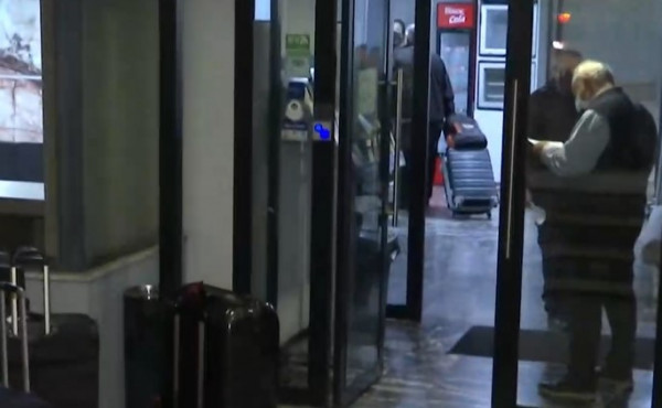 Παραλλαγή Όμικρον – Να περάσουν την καραντίνα σπίτι τους ζητούν οι Έλληνες που ήρθαν από την Αφρική