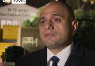 Βρετανία – Δημοσιογράφος πείθεται από τον υπουργό Υγείας να κάνει την τρίτη δόση