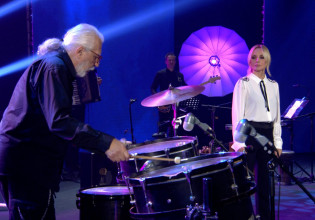 «Εξαρτάται μου λες, εξαρτάται» από την Πέγκυ Ζήνα και τα κρουστά του Νίκου Τουλιάτου