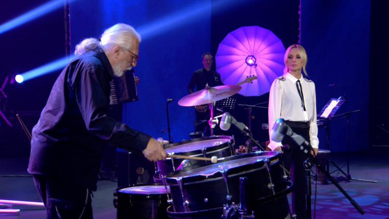 «Εξαρτάται μου λες, εξαρτάται» από την Πέγκυ Ζήνα και τα κρουστά του Νίκου Τουλιάτου