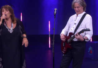 Σπίτι με το MEGA – Tουρνάς και Ελπίδα υμνούν τον «πιο καλό τραγουδιστή»