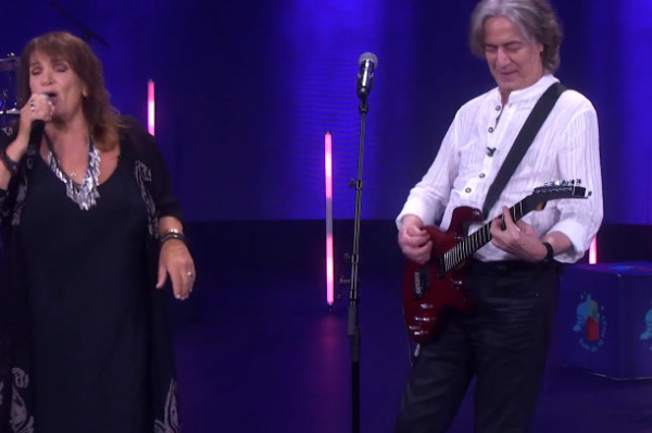 Σπίτι με το MEGA – Tουρνάς και Ελπίδα υμνούν τον «πιο καλό τραγουδιστή»