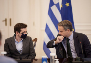 Ποιος είναι ο 26χρονος Κωνσταντίνος που συνοδεύει σήμερα τον Κυριάκο Μητσοτάκη