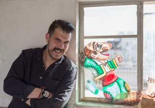 Ο Ηλίας Καρελλάς οδηγεί τον Καραγκιόζη για Χριστούγεννα στην Σκάλα του Μιλάνου