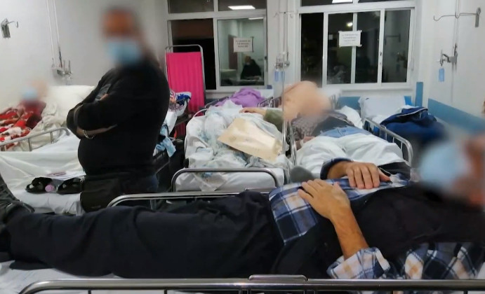 Κοροναϊός – Ασφυκτική πίεση στα νοσοκομεία μετά την έκρηξη κρουσμάτων – Τα νέα μέτρα που εξετάζονται