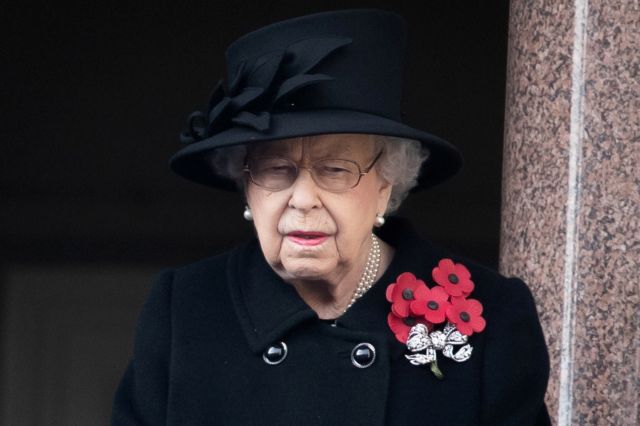 Η βασίλισσα Ελισάβετ ξανά σε επίσημη τελετή μετά την ανησυχία για την υγεία της