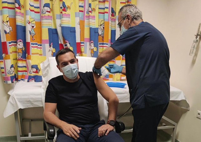 Κοροναϊός – Ο Αλέξης Τσίπρας έκανε την τρίτη δόση εμβολίου