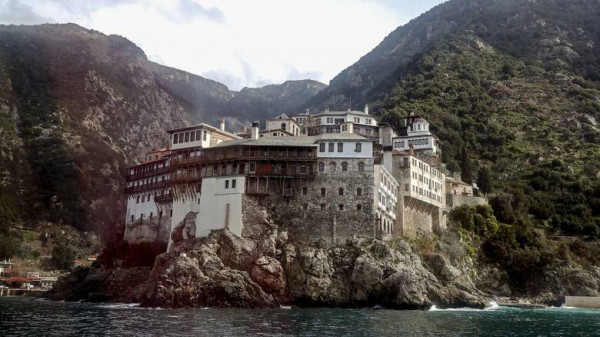 Άγιο Όρος – Πάνω από 40 μοναχοί νοσούν – Μένουν κλεισμένοι στα κελιά τους