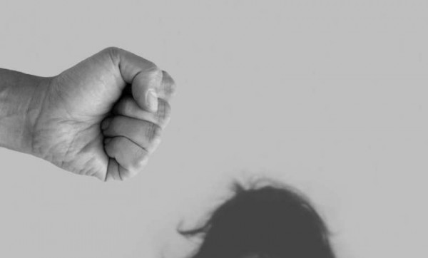 Πάτρα – Έστελνε επιστολές μίσους και κολλούσε αφίσες γιατί «δεν άντεχε να βλέπει τον καλό της στην αγκαλιά της»