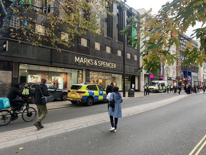 Λονδίνο - Αναφορές για άνδρα που κρατά μαχαίρι - Εκκενώθηκε κατάστημα