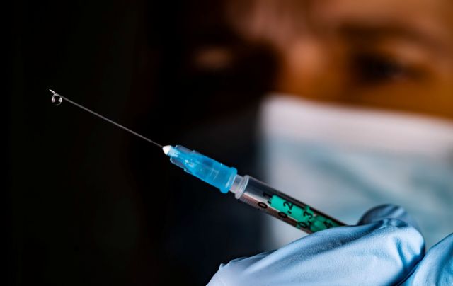 Τρίτη δόση εμβολίου - Άνοιξε η πλατφόρμα για τους άνω των 18