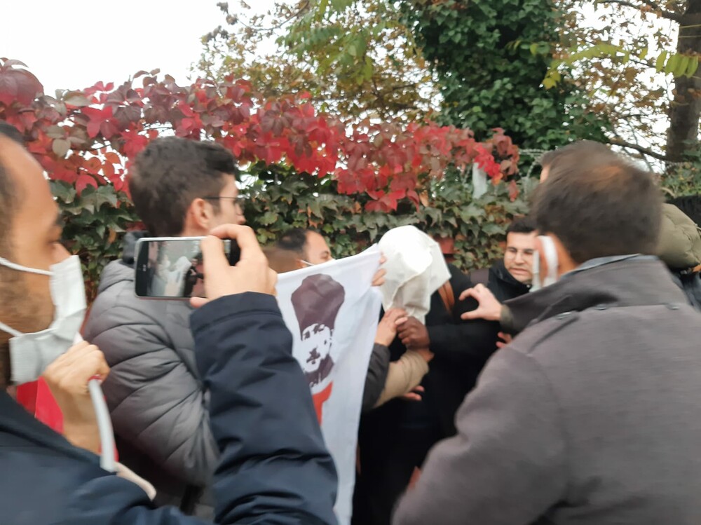 Τουρκία - Συλλήψεις 17 Τούρκων για την κουκούλα στο κεφάλι αμερικανού αξιωματούχου