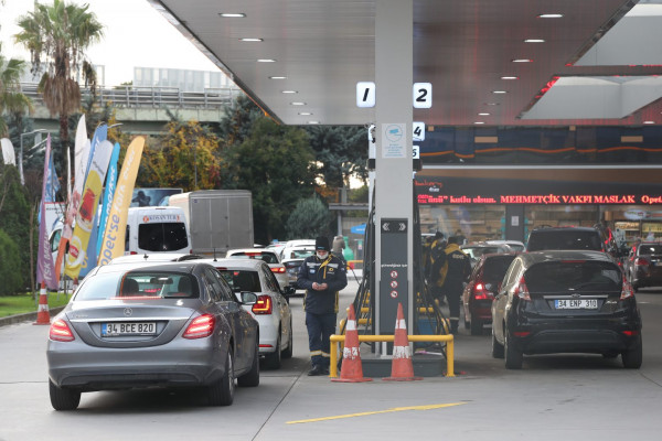 Τουρκία – Ουρές χιλιομέτρων στα βενζινάδικα λόγω επικείμενης αύξησης των τιμών στα καύσιμα