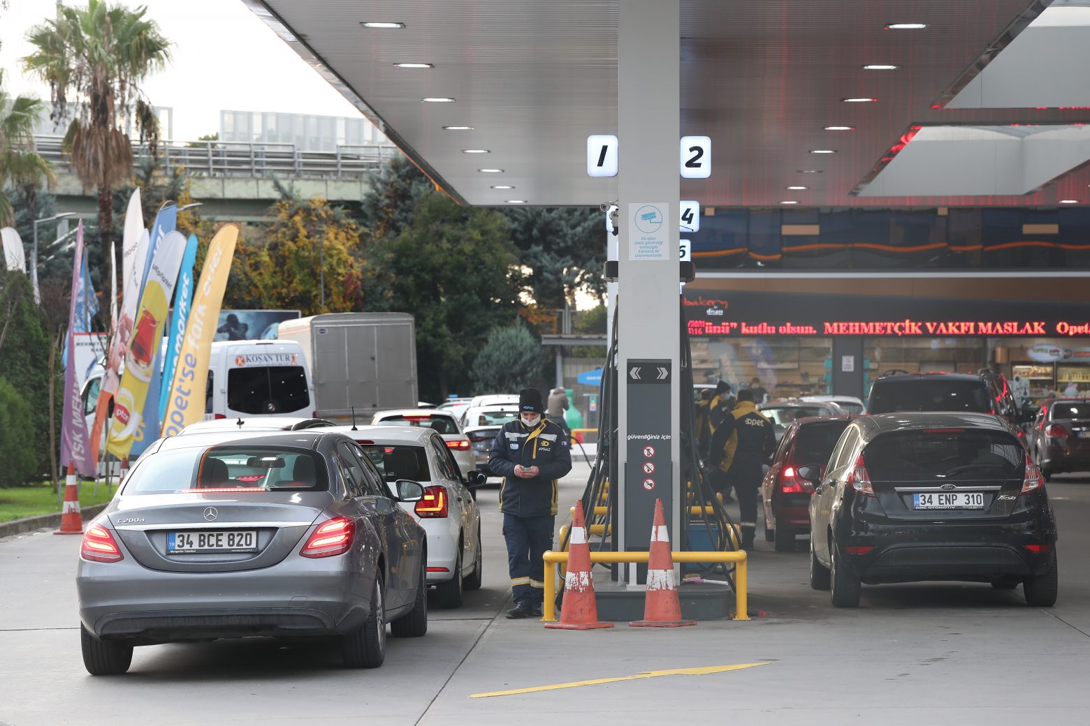 Τουρκία - Ουρές χιλιομέτρων στα βενζινάδικα λόγω επικείμενης αύξησης των τιμών στα καύσιμα
