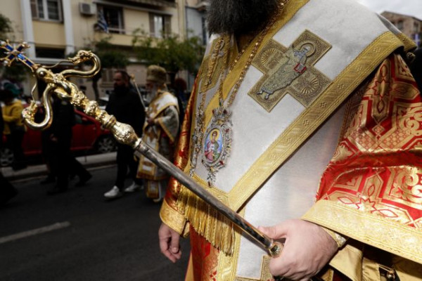 Ιερέας στην Αθήνα κάνει κήρυγμα κατά του εμβολίου – «Υπάρχει κάτι ύποπτο»