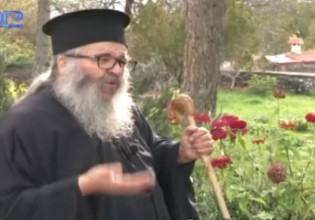 Κοροναϊός – O ιερέας που έγινε viral για την απλότητα και τη… μούντζα στους αντιεμβολιαστές