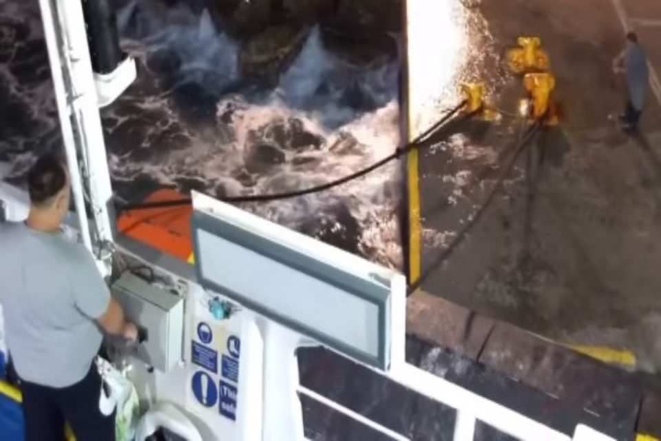 Σίκινος - Πλοίο «παλεύει» με τα κύματα για να δέσει στο λιμάνι – Το βίντεο που… κόβει την ανάσα