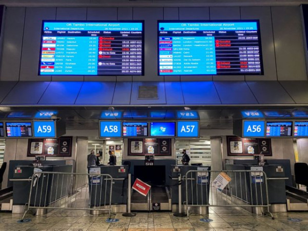 Παραλλαγή Όμικρον – Συνωστισμός στο αεροδρόμιο του Γιοχάνεσμπουργκ – Εγκαταλείπουν άρον άρον τη Ν. Αφρική