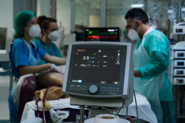 Κοροναϊός – Σάλος με την καταγγελία ότι γιατρός απέτρεψε 46χρονο να πάει στο νοσοκομείο – Τι απαντά ο ίδιος