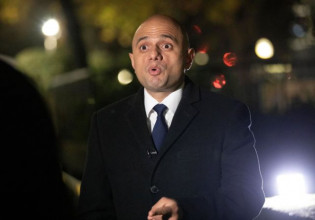 Κοροναϊός – Ο βρετανός υπουργός Υγείας πείθει δημοσιογράφο να εμβολιαστεί