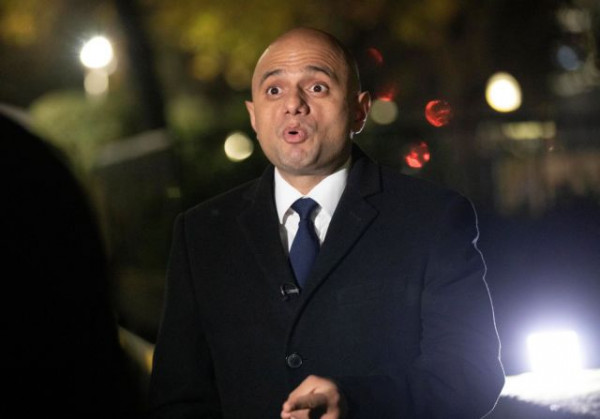 Κοροναϊός – Ο βρετανός υπουργός Υγείας πείθει δημοσιογράφο να εμβολιαστεί