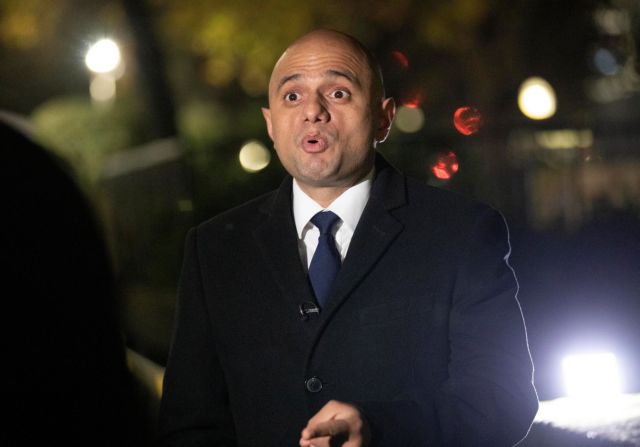 Κοροναϊός – Ο βρετανός υπουργός Υγείας πείθει δημοσιογράφο να εμβολιαστεί