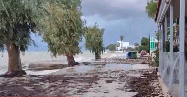 Ανυπολόγιστες καταστροφές στην Πάτρα – Η θάλασσα βγήκε στη στεριά