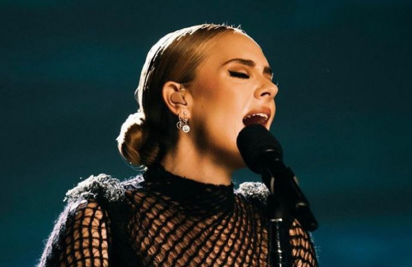 Σπάει ταμεία η Αντέλ – Διπλή πρωτιά για τον δίσκο «30»