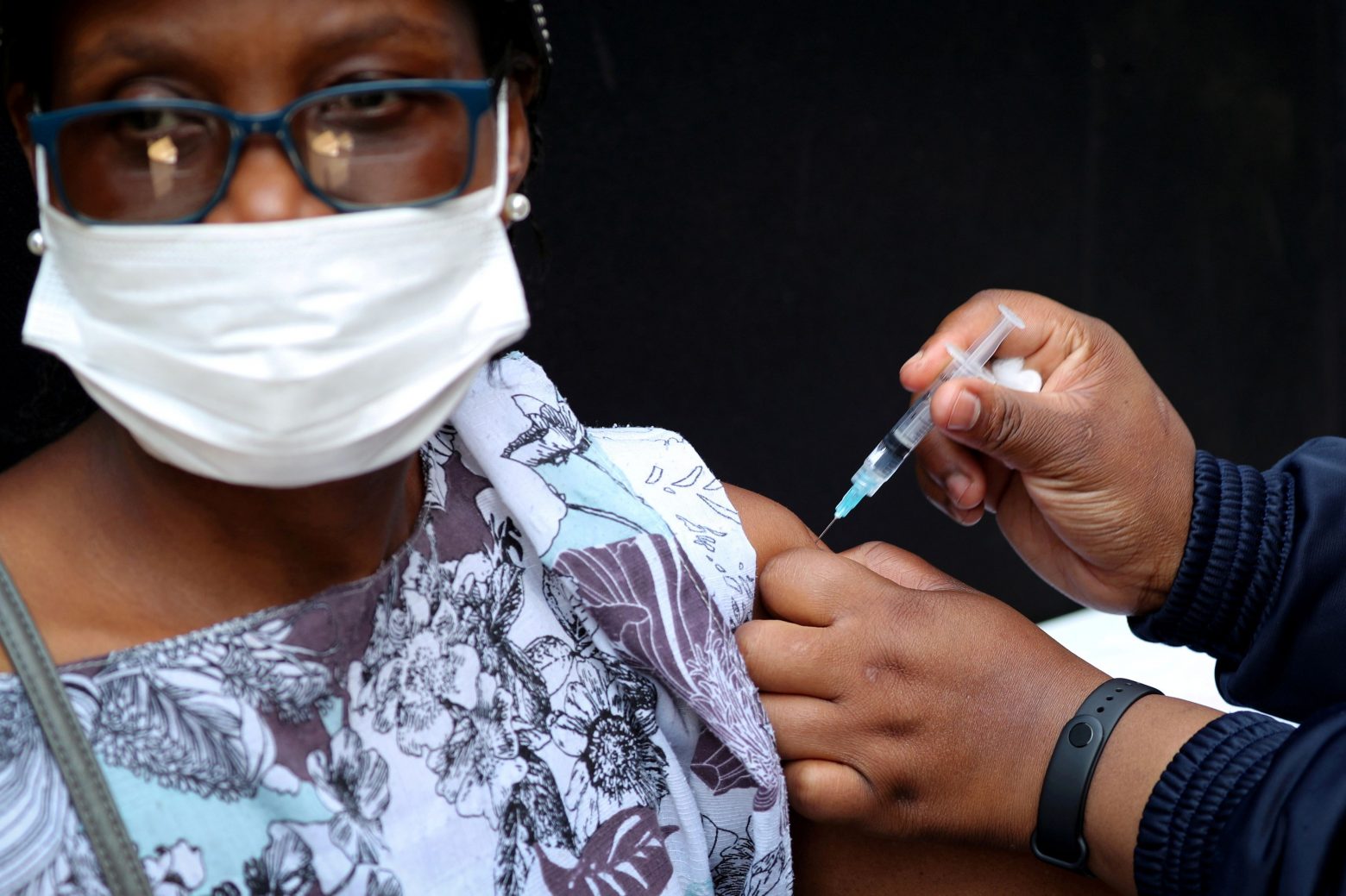 Αφρική - Τα εμβόλια φτάνουν στις χώρες αλλά τα προβλήματα στην εφοδιαστική αλυσίδα εμποδίζουν τα σωτήρια «τσιμπήματα»
