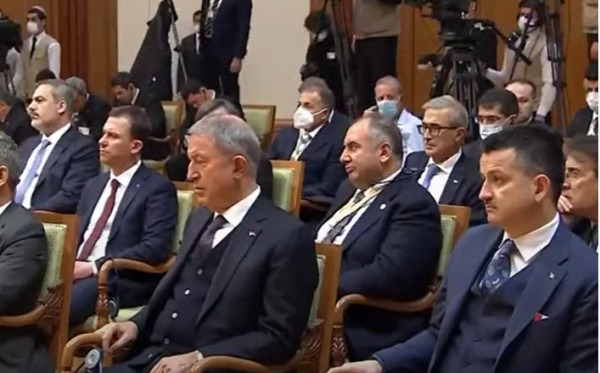 Νυσταγμένη… κυβέρνηση στην Τουρκία – Κοιμήθηκε τώρα ο Ακάρ ενώ μιλούσε ο Ερντογάν