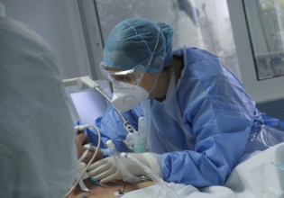Κοροναϊός – Πέθανε διασωληνωμένος εκτός ΜΕΘ στο Λαϊκό – «Υπό κατάρρευση το νοσοκομείο του Βόλου» – Τι προτείνει η Λινού