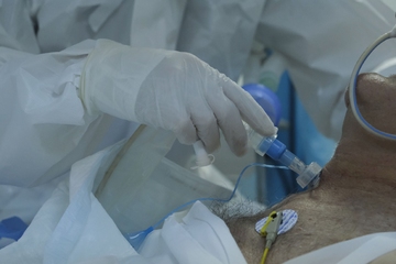 Κοροναϊός - Ζευγάρι αρνητών σε νοσοκομείο δίνει μάχη με τον ιό - «Χαροπαλεύει στη ΜΕΘ» ο άνδρας