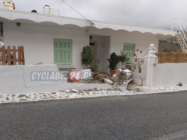 Τροχαίο στην Άνδρο – Αυτοκίνητο «εισέβαλε» σε αυλή σπιτιού