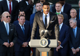 Αντετοκούνμπο – «Θα είμαι ο πιο όμορφος πρόεδρος των ΗΠΑ»