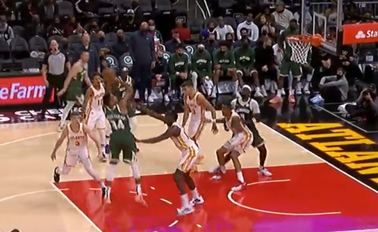 Τα highlights του Γιάννη στην ήττα των Μπακς από τους Χοκς