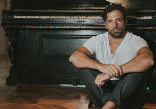 Κωνσταντίνος Αργυρός – Ημίγυμνος στο πιάνο για το νέο του τραγούδι
