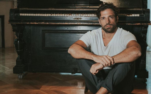 Κωνσταντίνος Αργυρός – Ημίγυμνος στο πιάνο για το νέο του τραγούδι