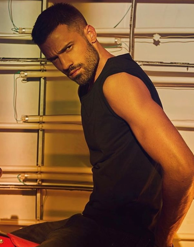 Κωνσταντίνος Αργυρός – Ημίγυμνος στο πιάνο για το νέο του τραγούδι