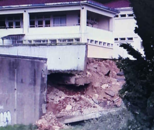 Άρτα – Κίνδυνος για παιδιά και εκπαιδευτικούς δημοτικού σχολείου από ζημιές στο κτίριο