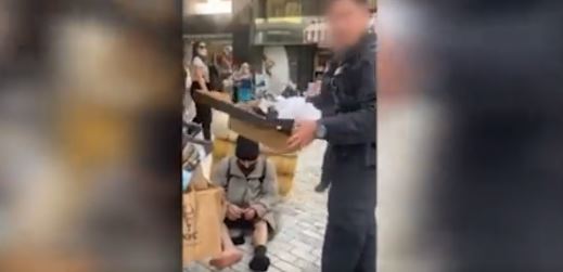 Συγκινητικό βίντεο – Αστυνομικοί αγόρασαν κάλτσες και παπούτσια σε άστεγο