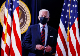 Μπάιντεν – Να αρθεί προσωρινά η προστασία της πνευματικής ιδιοκτησίας των εμβολίων