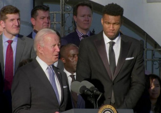 Μπάιντεν – Αποθέωσε τον Γιάννη Αντετοκούνμπο – «Παιδιά μεταναστών που πήγαν στην Ελλάδα