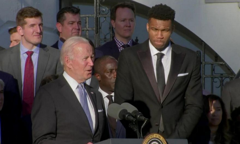 Μπάιντεν – Αποθέωσε τον Γιάννη Αντετοκούνμπο – «Παιδιά μεταναστών που πήγαν στην Ελλάδα