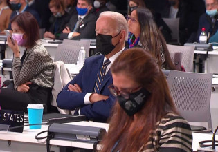 COP26 – Αποκοιμήθηκε σε ομιλία ο Τζο Μπάιντεν – Τον «ξύπνησε» συνεργάτης του με τρόπο