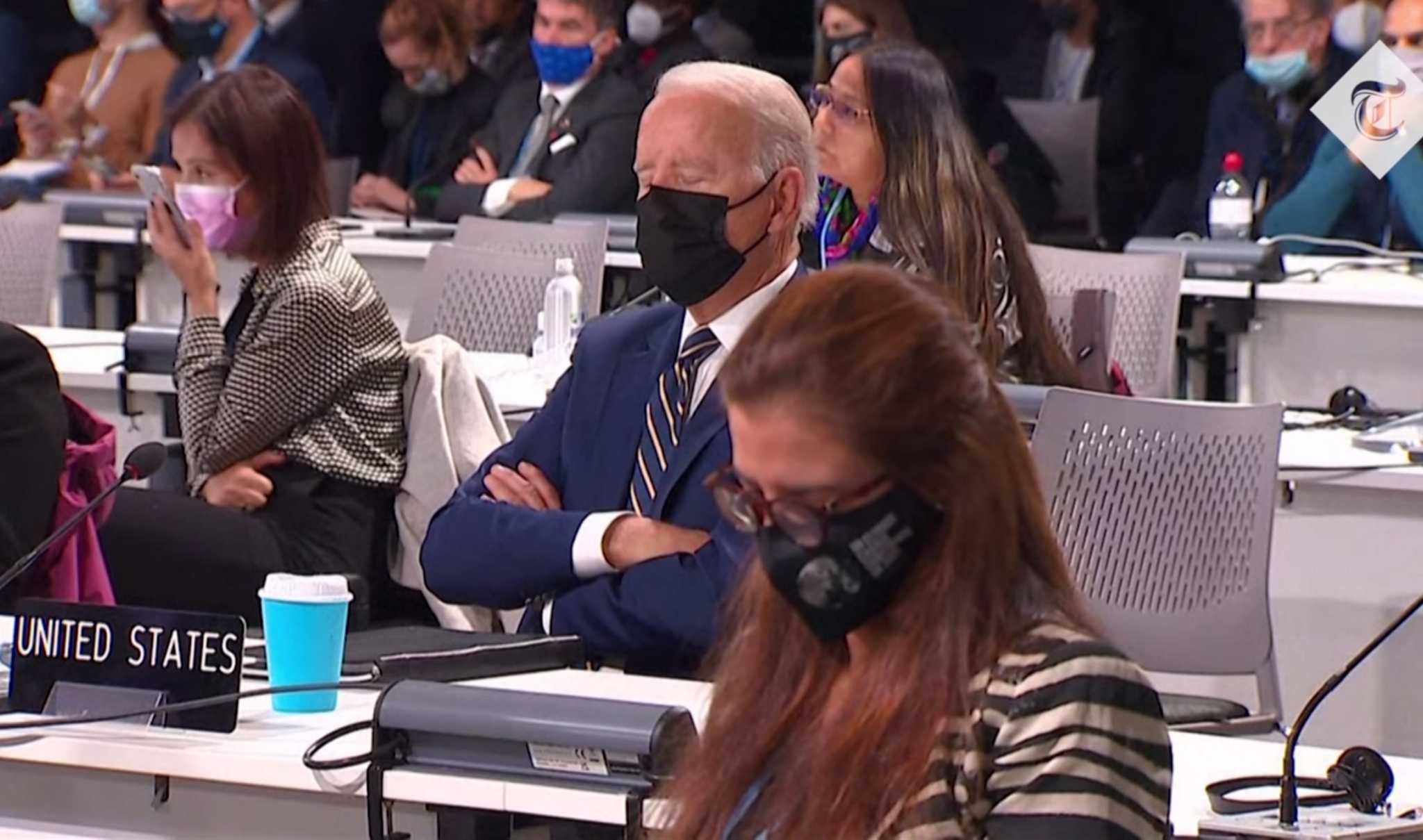 COP26 - Αποκοιμήθηκε σε ομιλία ο Τζο Μπάιντεν - Τον «ξύπνησε» συνεργάτης του με τρόπο
