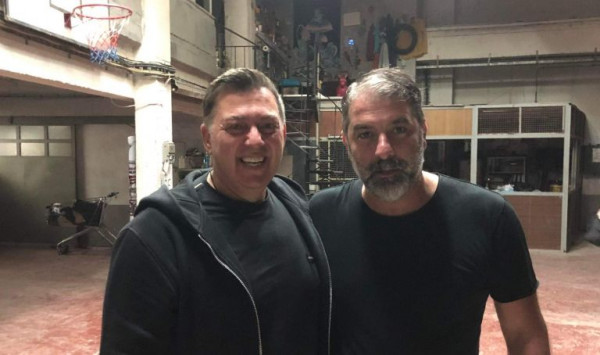 Νίκος Μακρόπουλος – Βασίλης Μπισμπίκης – Πόζαραν μαζί μετά την παράσταση «Άνθρωποι και Ποντίκια»